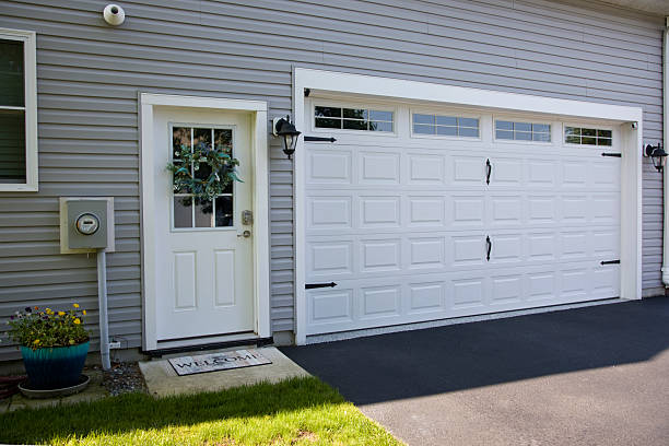 24/7 Emergency Garage Door Panel Replacement experts in Smithville, OH
